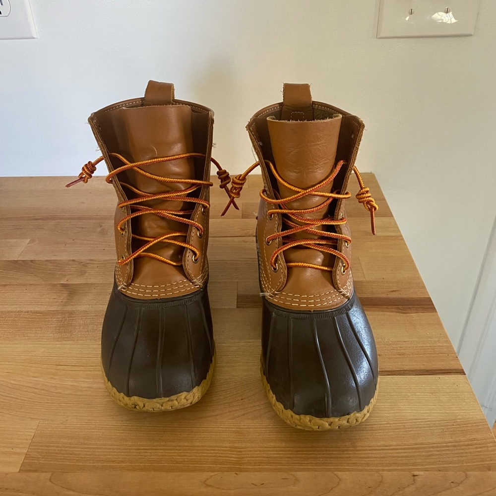 LL Bean size 8 but runs large. Fits 8.5